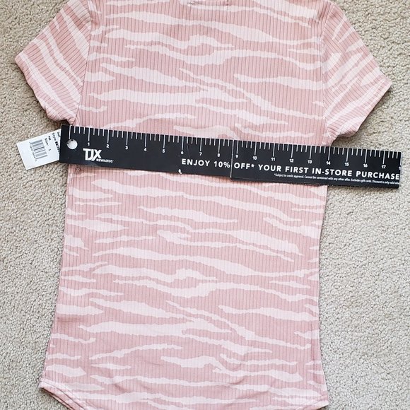 DEREK HEART Trendy Peekaboo T-Shirt - Picture 4 of 7